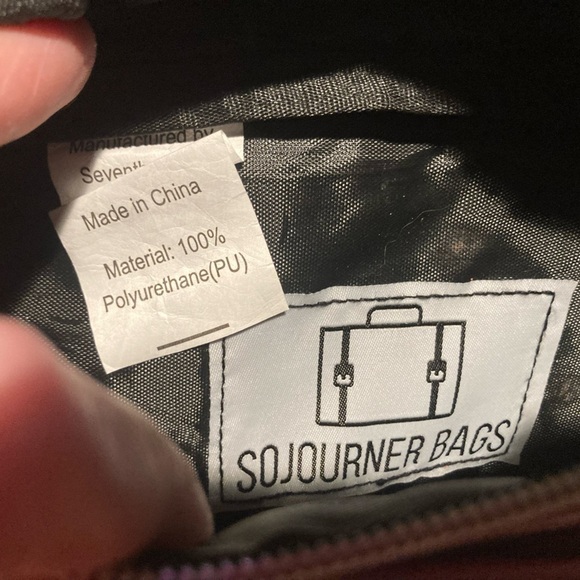 Sojourner Fanny pack in a iridescent pink color. 2 big pockets with zippers - Picture 4 of 7